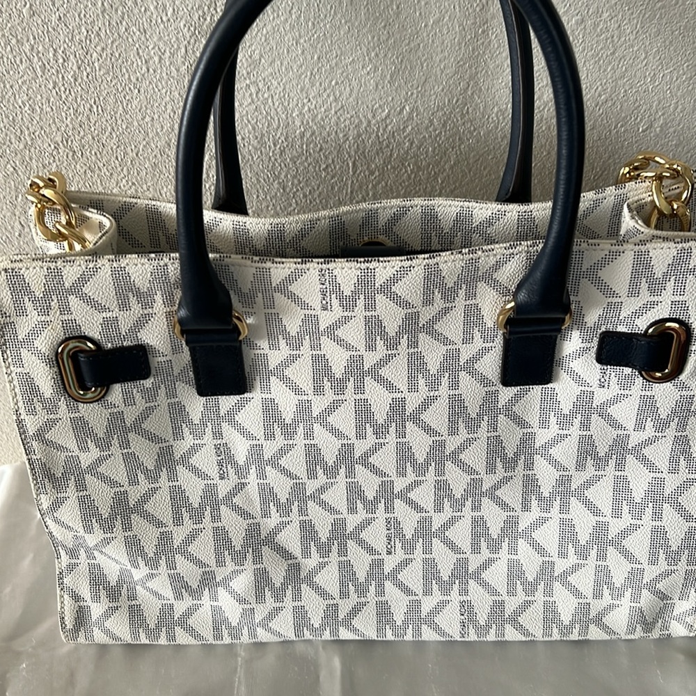 Michael Kors Hamilton Navy/Wht LG EW Tote 👜 includes addl piece key pouch - Picture 3 of 14